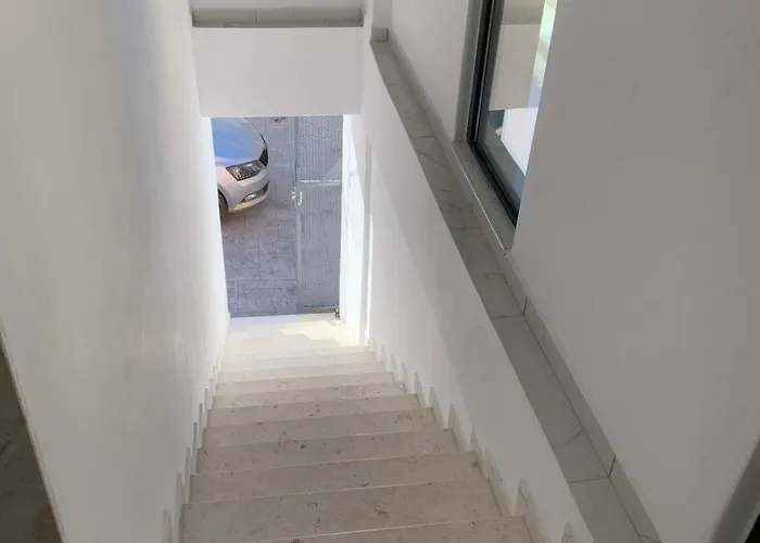 Leon Private Тирана