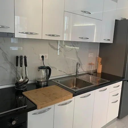 Leon Private * Tirana